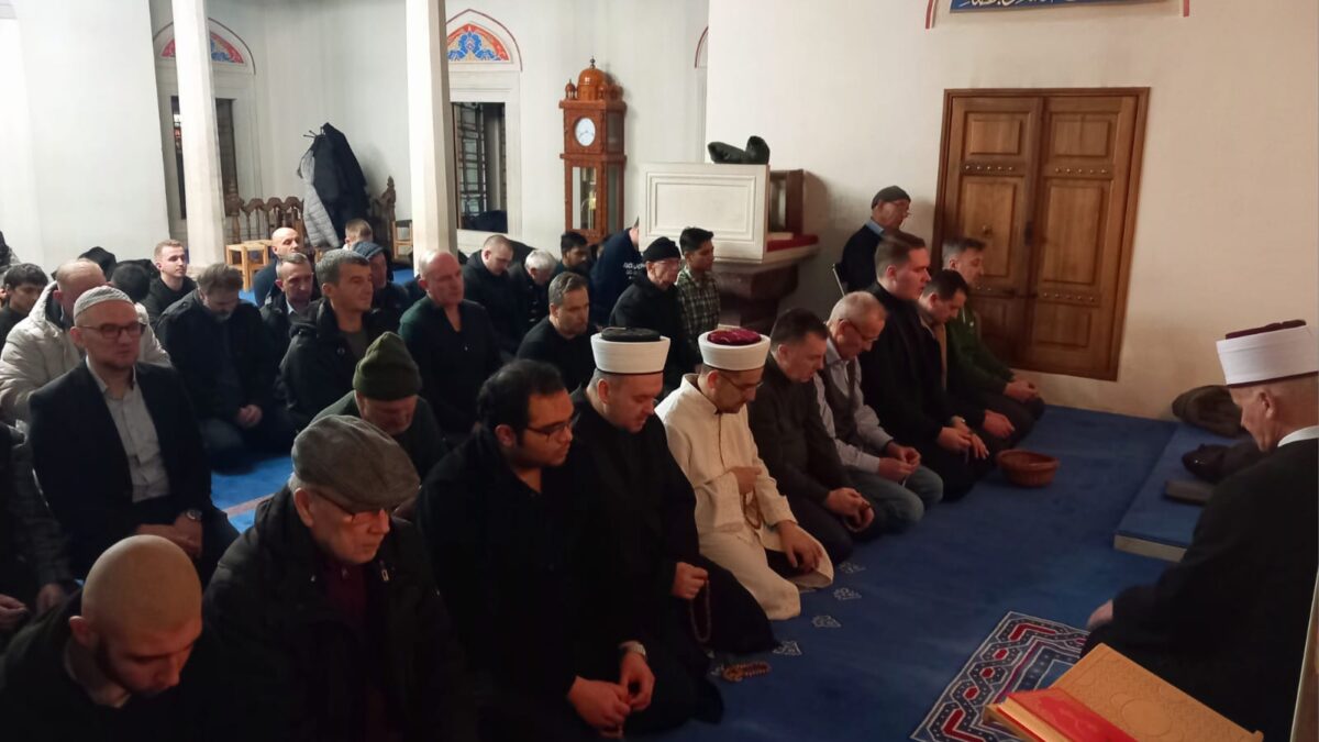 Muftija Smajlović prisustvovao teravih-namazu u Ferhat-pašinoj džamiji