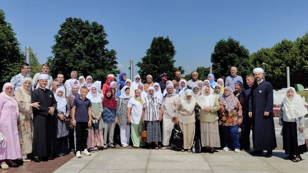 Edukativna posjeta Potočarima aktivista Odjela za brak i porodicu i Mreže mladih Muftijstva banjalučkog